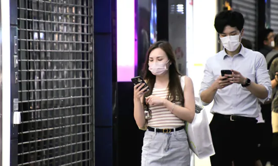 Phone Scams Abound Despite Hong Kong’s Introduction of Real Name Registration on Phone Cards