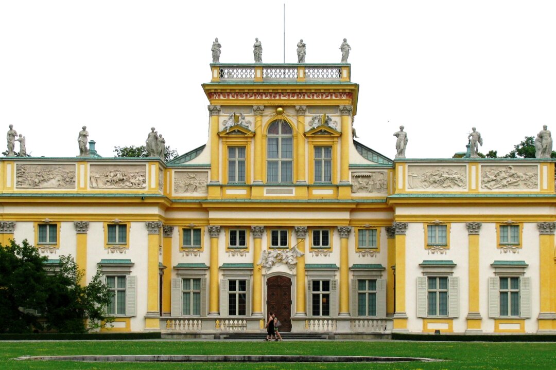 The baroque architecture “corps de logis” (main building) of Wilanow Palace harks back to ancient times with its elegant corinthian columns, classical sculptures, and bas-reliefs glorifying the king’s reign. (Scotch Mist/CC BY-SA 3.0) 