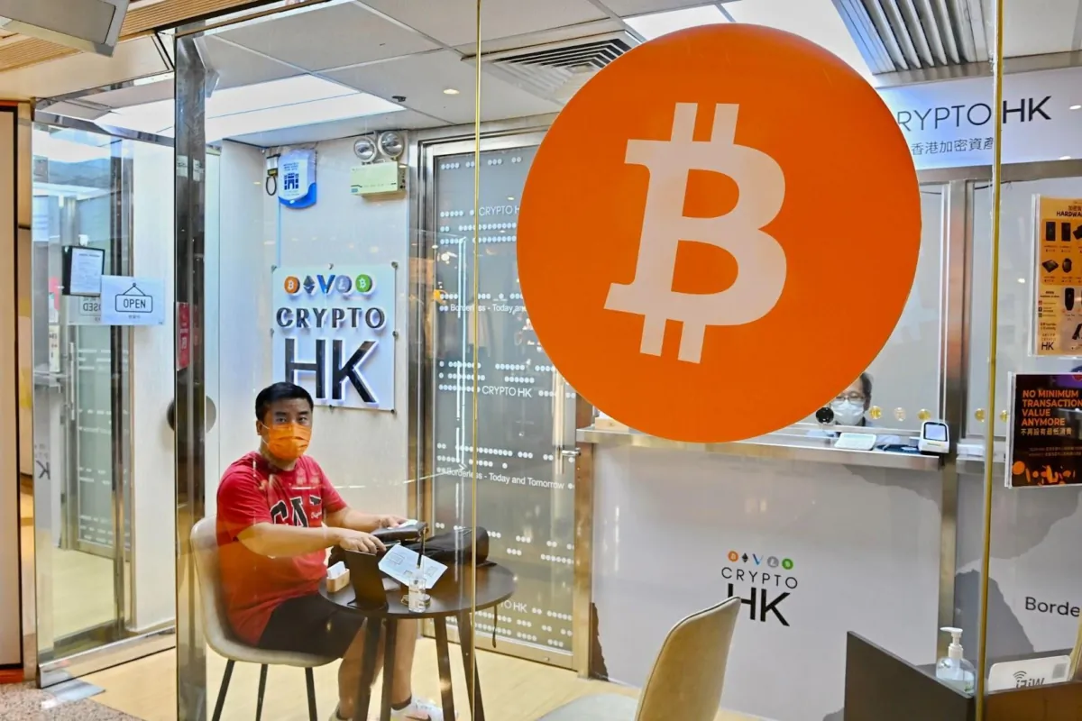 A man conducted a transaction at a cryptocurrency shop in Hong Kong, on Nov. 21, 2022. (Sung Pi-Lung/The Epoch Times)