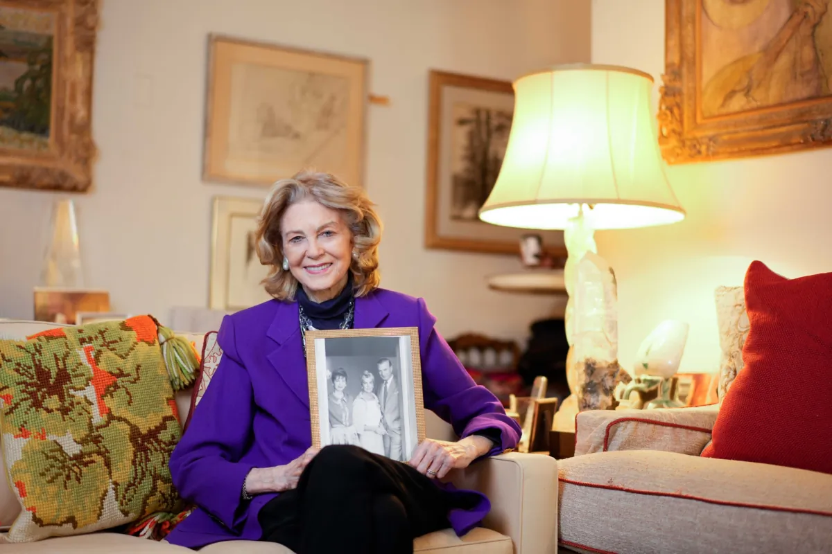 Maria Cooper Janis holds a photo of herself with
her mother, actress Veronica Cooper (née Balfe), and her
father, Gary Cooper. (Samira Bouaou for American Essence)