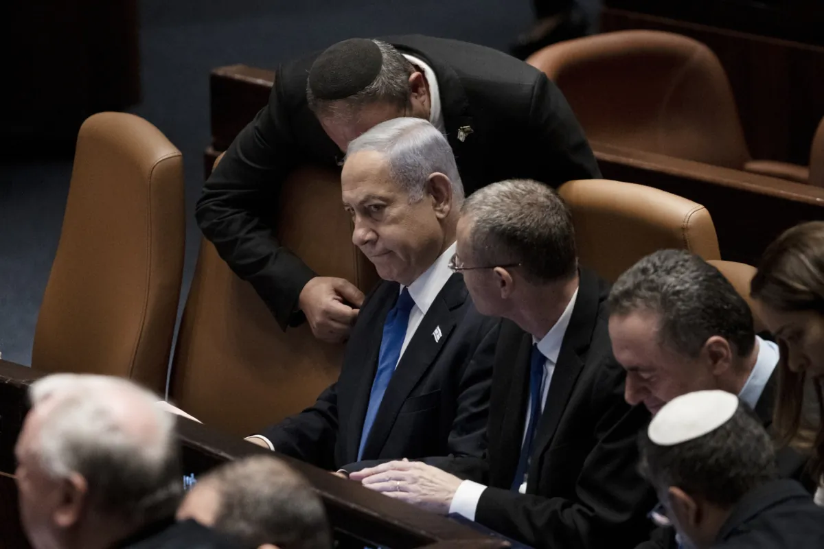 Премьер-министр Израиля Биньямин Нетаньяху (в центре) в окружении депутатов на заседании Кнессета, израильского парламента, в Иерусалиме 24 июля 2023 года. (Maya Alleruzzo/AP Photo)
