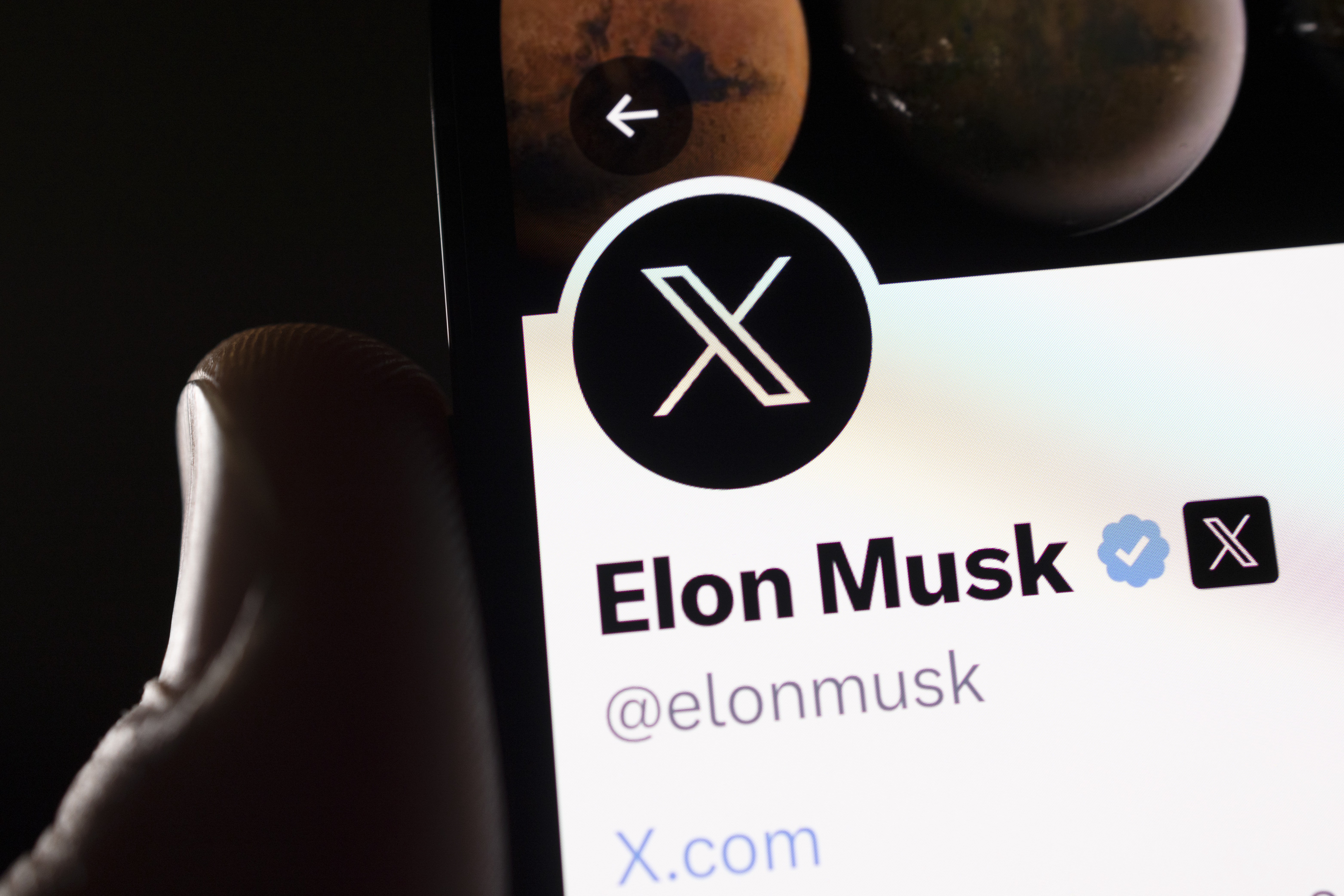 Elon Musk is changing Twitter's blue bird logo to art deco X