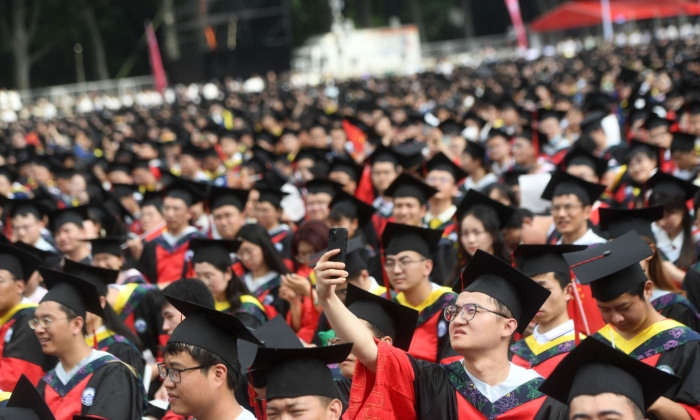 Record Number of College Students to Graduate in China in 2025 as Unemployment Crisis Persists