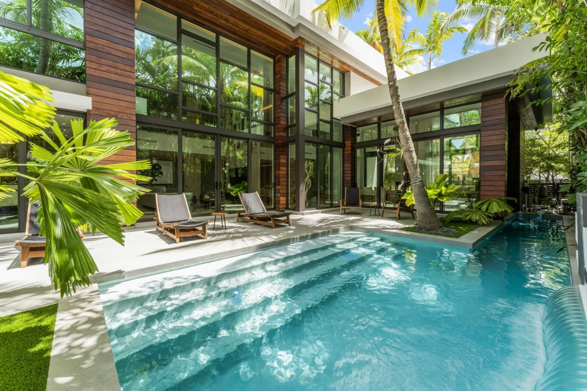 Located a five-minute drive from Downtown Miami, relaxing by the pool of this estate is an ideal way to allow stress to magically evaporate. (Courtesy of 1 Oak Studios/ONE Sotheby’s International Realty)