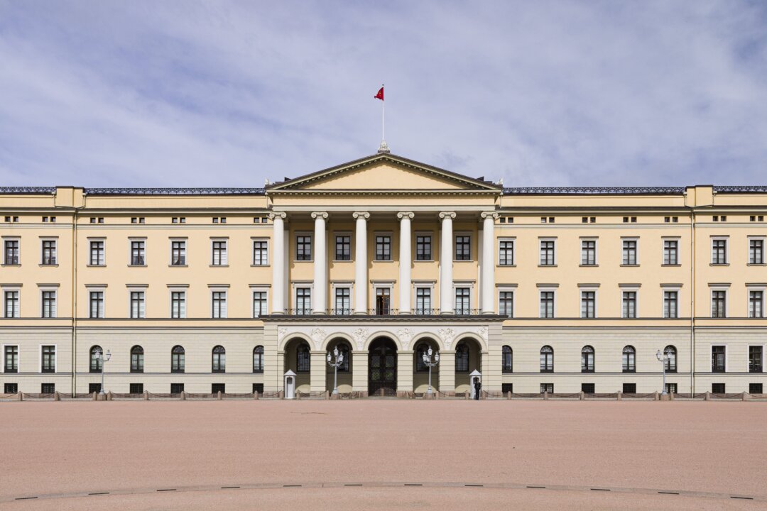 The Royal Palace of Oslo stands tall at the head of the palace’s square. The neoclassical three-story building presents a simple U shape, with two wings, a flat roof, and a façade with stuccoed bricks. A row of six pillars decorates the temple front in a clear reference to classical revival. (Oivind Moller Bakken/The Royal Court)