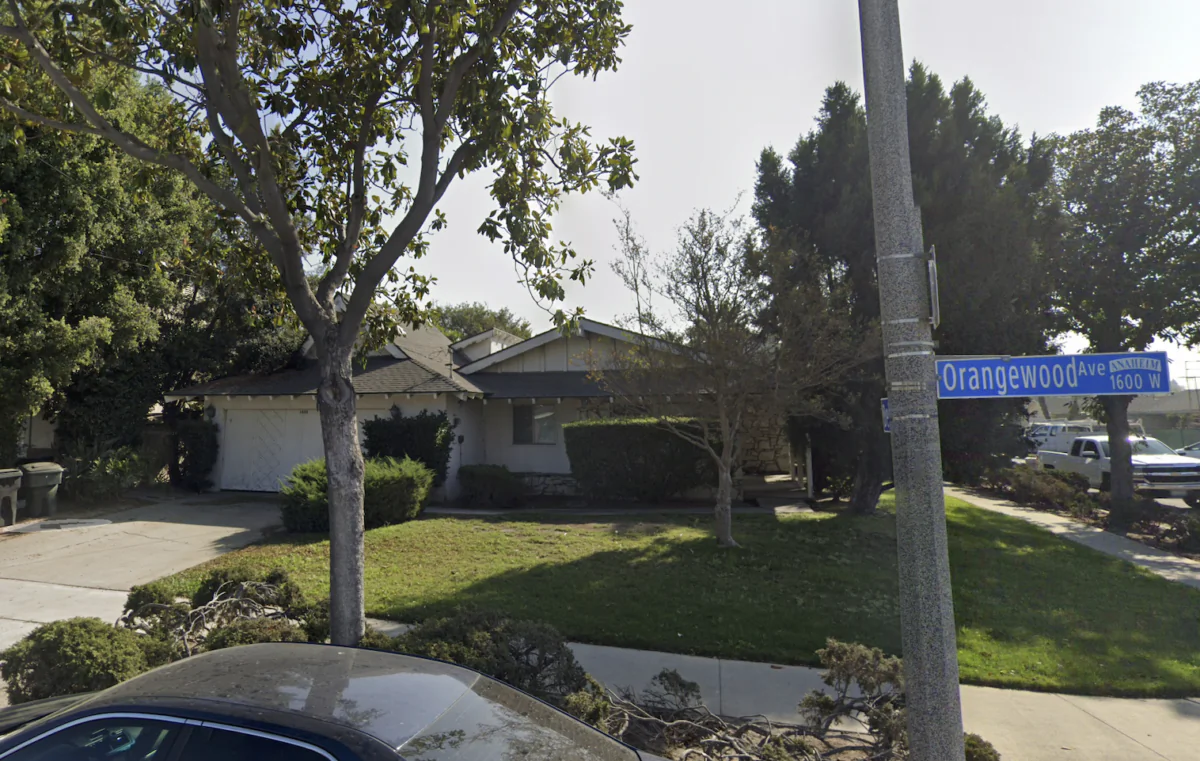 A home valued at $600,000 on West Orangewood Ave. in Anaheim Calif., which was part of a home theft scheme by Long Beach residents, Raymond Edward Jirak and Andrew Stephan Hutchings. (Google Maps/Scnreeshot via The Epoch Times)