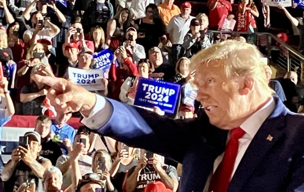 El expresidente Donald Trump señala a la audiencia durante un acto de campaña presidencial de 2024 en Erie Insurance Arena en Erie, Pensilvania, el 29 de julio de 2023. (Janice Hisle/The Epoch Times)