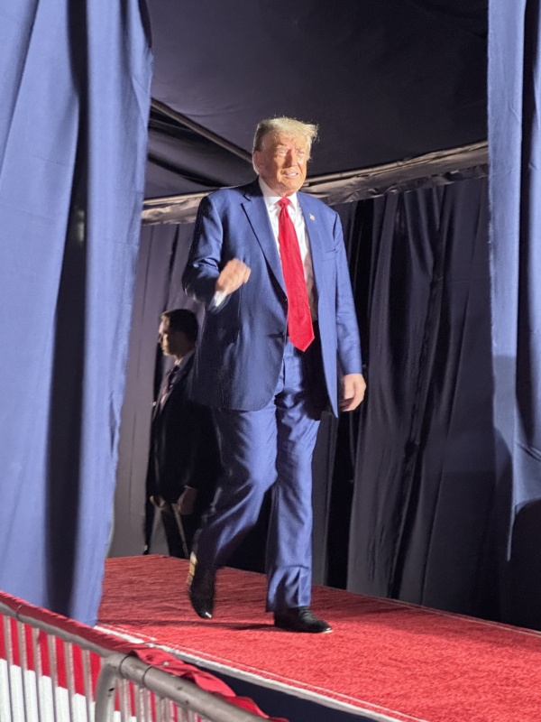 El expresidente Donald Trump ingresa al Erie Insurance Arena en Erie, Pensilvania, para un acto de campaña presidencial el 29 de julio de 2023. (Cortesía de Michael Hisle)