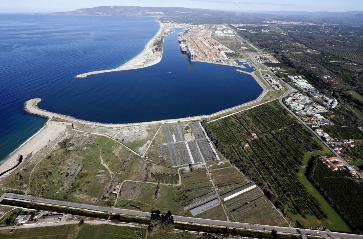 Italy's biggest container port Gioia Tauro in the southern Italian region of Calabria on Nov. 8, 2012. (Alessandro Bianchi/Reuters)
