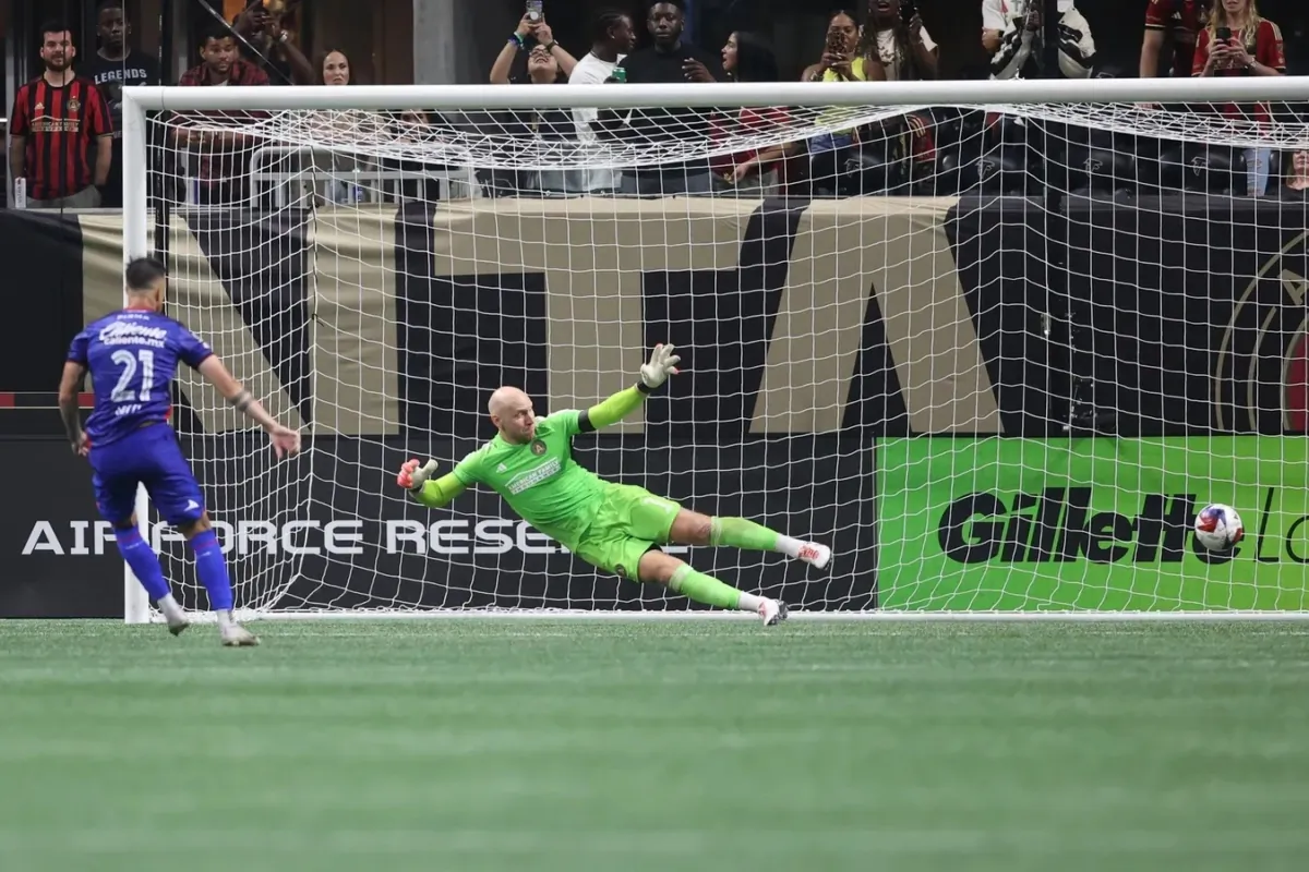 Cruz Azul forward Augusto Lotti (21) scores a goal during penalty shootout against Atlanta United goalkeeper Brad Guzan (1) at Mercedes-Benz Stadium, in Atlanta on July 29, 2023. (Brett Davis-USA TODAY Sports via Field Level Media)