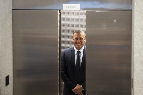 Devon Archer, exsocio comercial de Hunter Biden, se sube a un ascensor cuando llega para testificar a puerta cerrada con el Comité de Supervisión de la Cámara en el edificio de oficinas de la Casa O'Neill en Washington el 31 de julio de 2023. (Drew Angerer/Getty Images )