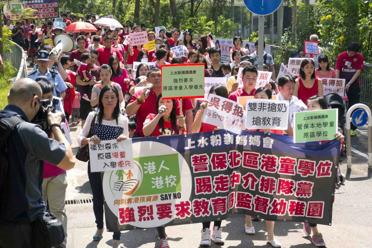 In response to the influx of non-permanent resident children from mainland China, a group of parents in Hong Kong's North District staged a rally to rebuke the Secretary for Education Eddie Ng for his incompetence and demand that local students be given priority in attending kindergartens in the district, on Oct.7, 2013. (Ms. Choi Man Man / Epoch Times)