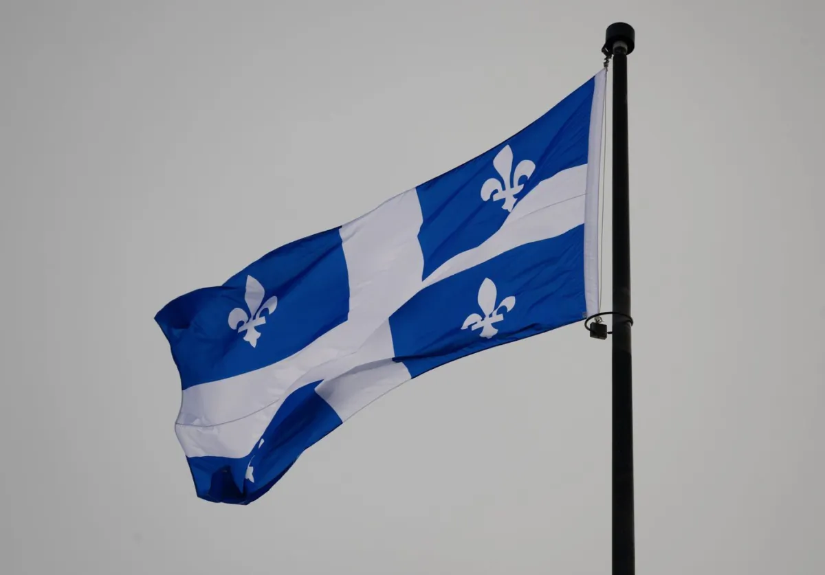 The Quebec flag flies on top of the legislature in Quebec City, Jan. 18, 2023. (The Canadian Press/Jacques Boissinot)
