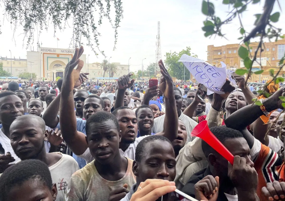 Supporters of mutinous soldiers demonstrate in Niamey, Niger, July 27 2023. (The Canadian Press/AP-Sam Mednick)
