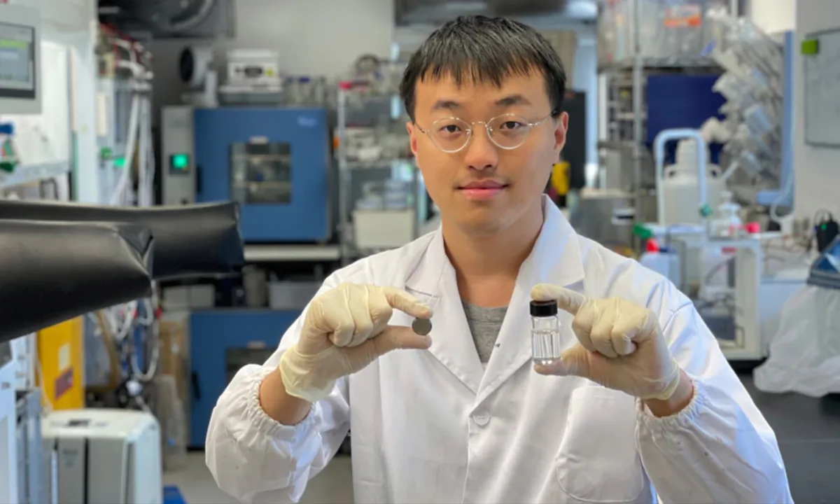 The first author Dong Dejian, a Ph.D. student in CUHK’s Department of Mechanical and Automation Engineering, showcases the prototype of the zinc ion batteries using highly concentrated zinc acetate. (Courtesy of CUHK)