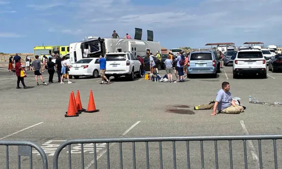 One Dies, 8 Others Injured in Tour Bus Rollover at Grand Canyon West