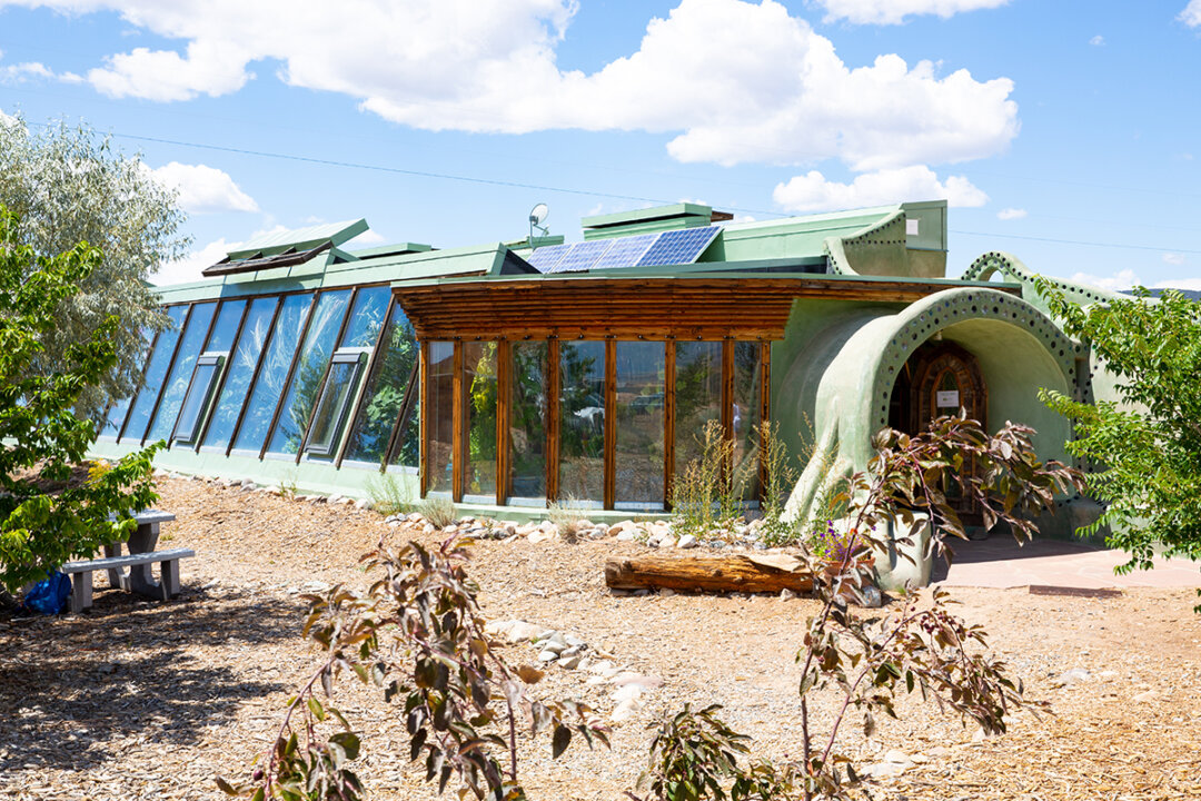 Earthship community and village in New Mexico.(Traveller70/Shutterstock)