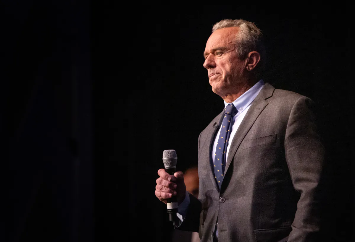 Democratic presidential candidate Robert F. Kennedy Jr. speaks to a crowd of more than 300 at the premiere of his documentary, "Midnight at the Border," detailing his trip to the U.S.-Mexico border in Arizona, in Beverly Hills, Calif., on Aug. 3, 2023. (John Fredricks/The Epoch Times)
