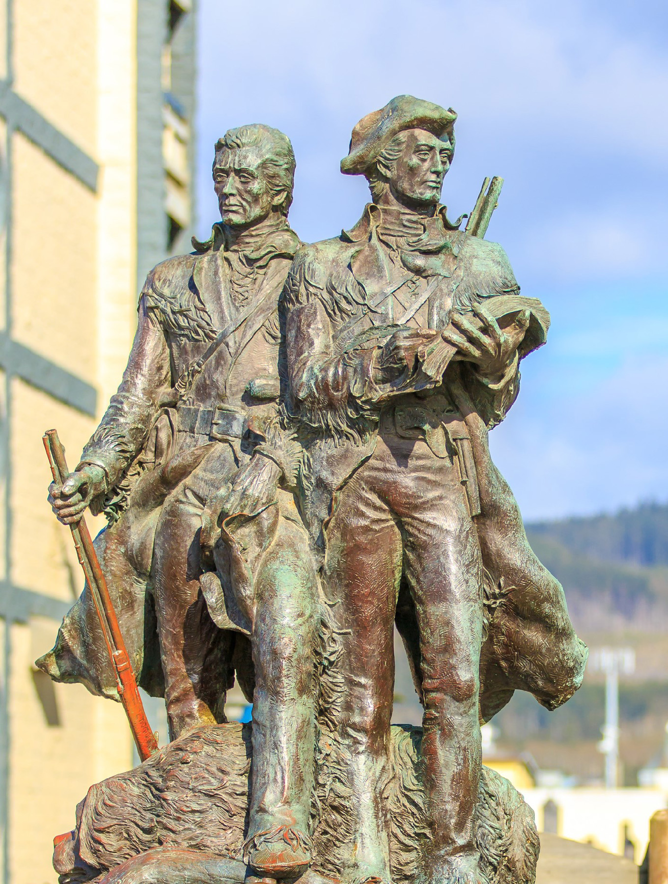 A statue titled “End of the Lewis and Clark Trail — Seaside, Oregon” by Ka!zen 