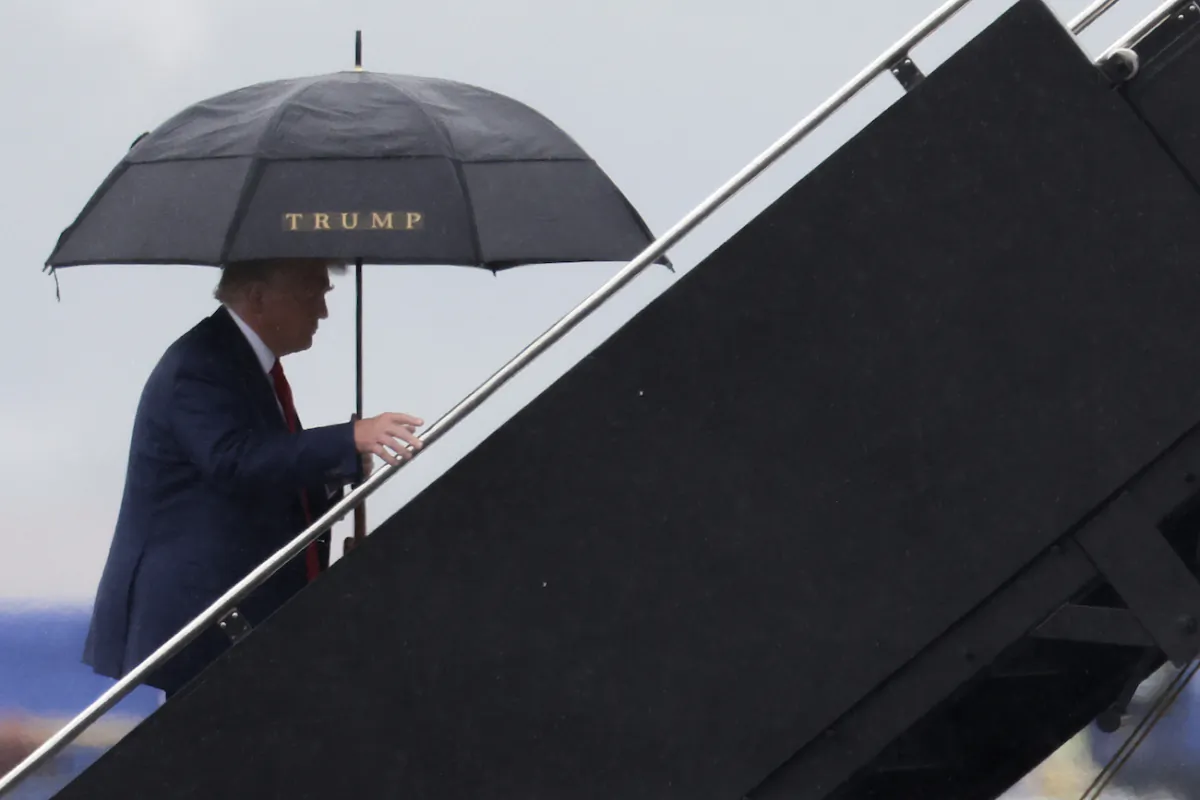 Former U.S. President Donald Trump boards his plane at Reagan National Airport in Arlington, Virginia, on Aug. 3, 2023. (Win McNamee/Getty Images)