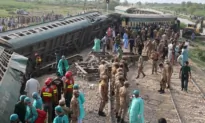 Express Train Derails in Southern Pakistan, Killing 30 People and Injuring Over 90