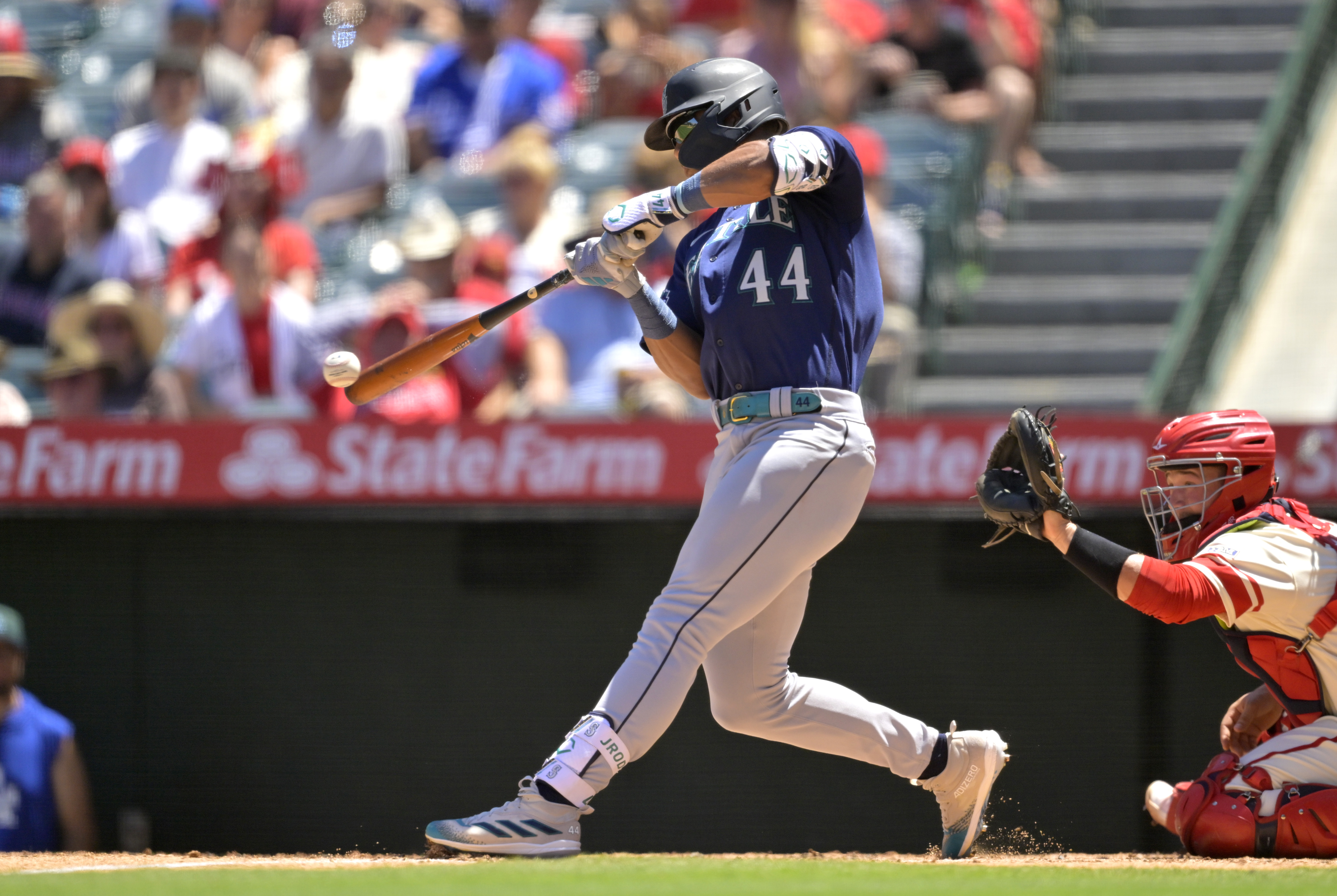 Mariners sweep Angels with 3-2 victory