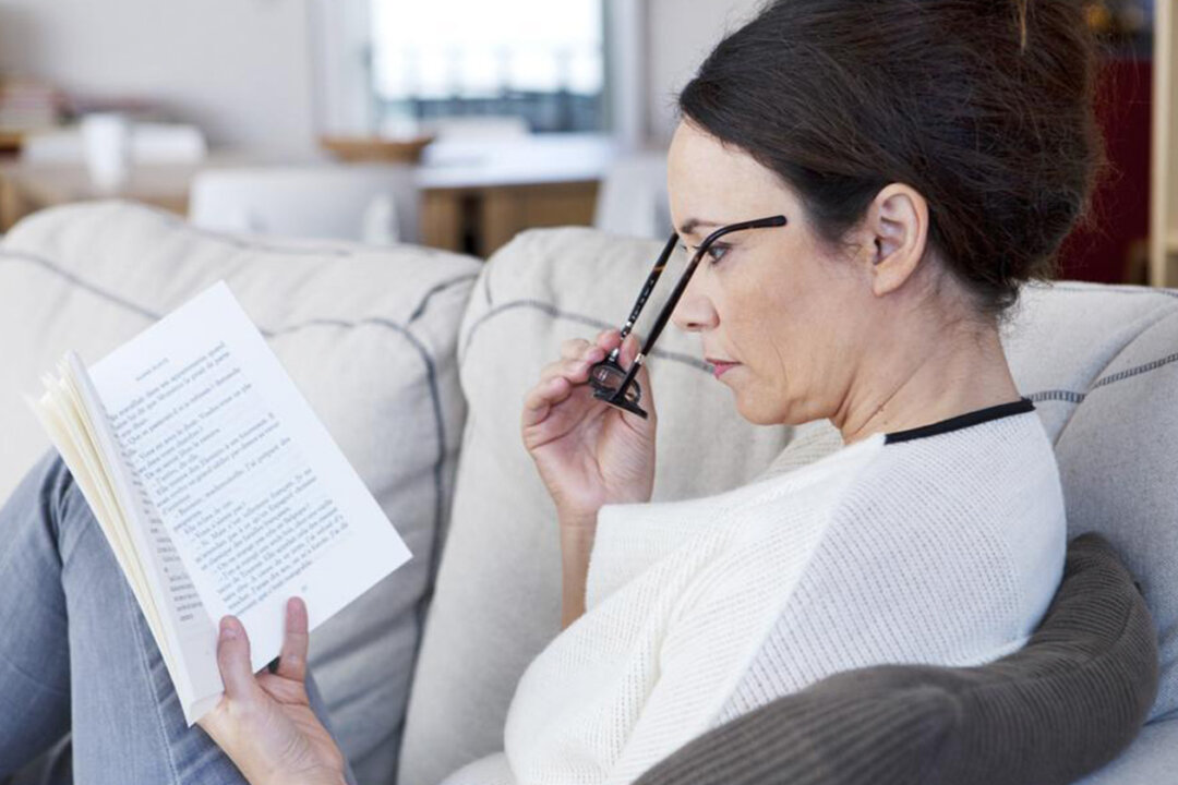 Acupressure massage can help delay and improve presbyopia. (Image Point Fr/Shutterstock)