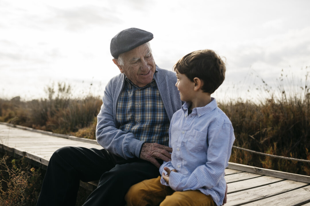 When children interview their elders, it strengthens the bonds between the younger and the older generation and helps history come alive. (Westend61/Getty Images)