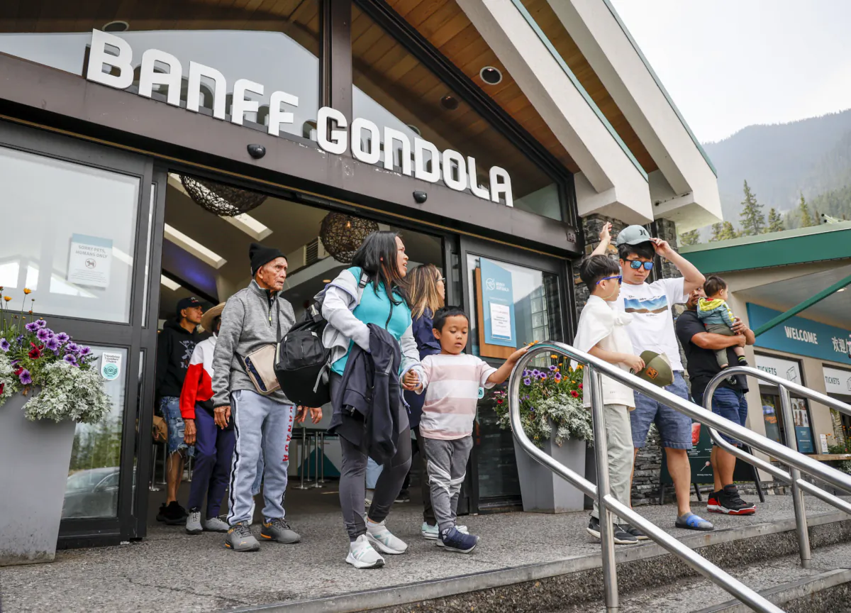 Hundreds of people were stranded after a power outage shut down the Banff gondola and some had to be airlifted by helicopter, in Banff, Alta., on Aug. 8, 2023. (Jeff McIntosh/The Canadian Press)