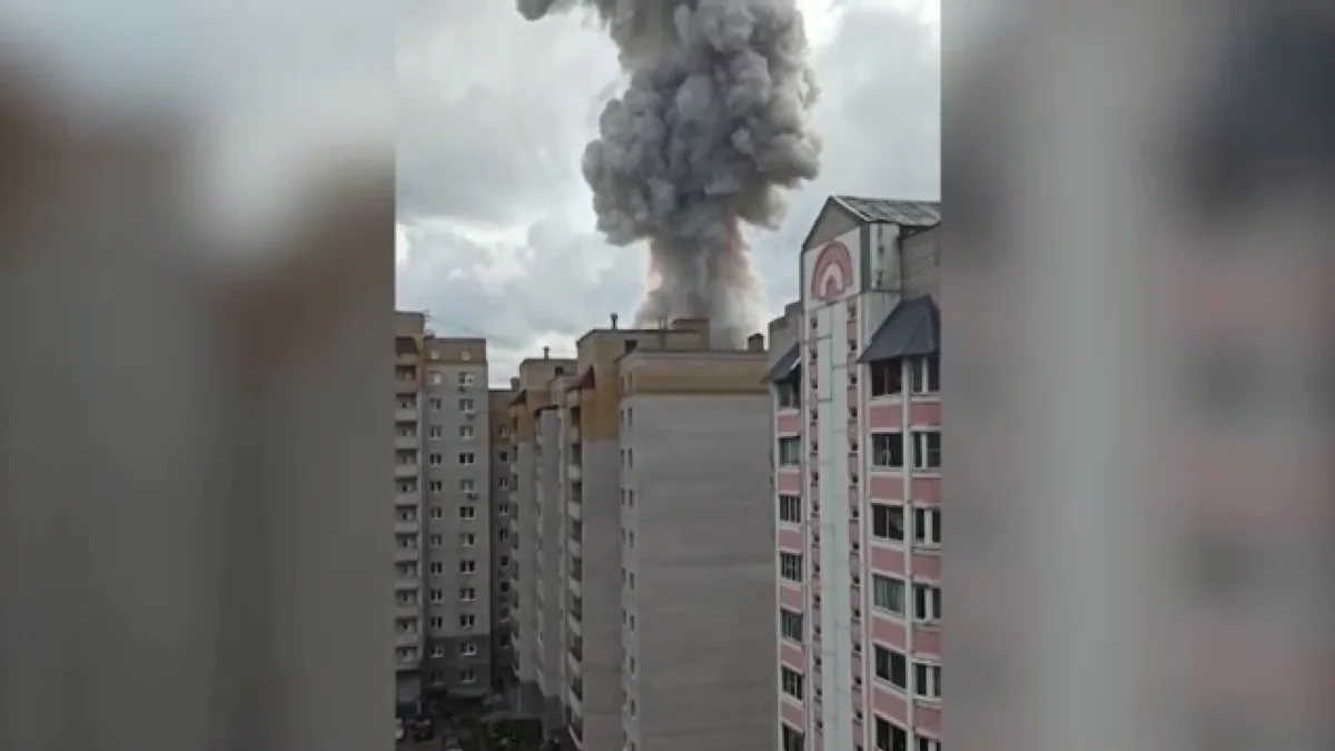 A huge column of smoke rises after a blast rocked an optical-mechanical factory in the town of Sergiev Posad, 30 miles (50 km) northeast of Moscow, Russia, on Aug. 9, 2023. (BIGKURS.RU via Reuters/Screenshot via The Epoch Times)