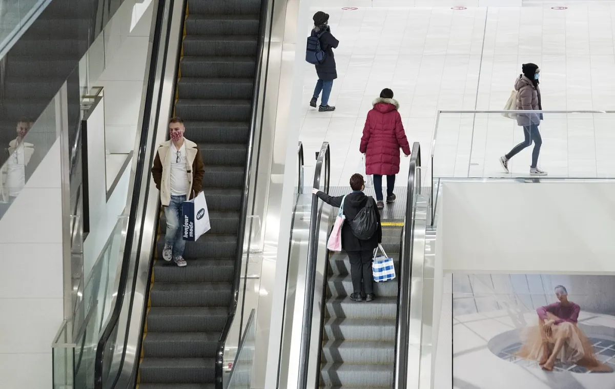 People make their way through a shopping mall in Montreal, on Dec. 5, 2020. (The Canadian Press/Graham Hughes)
