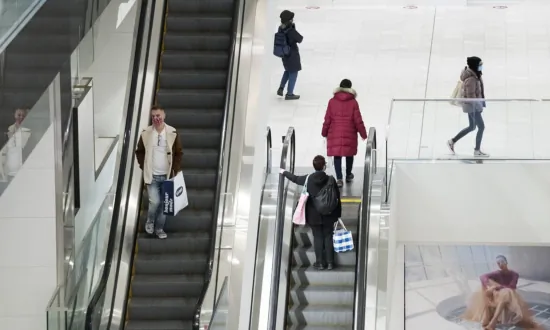 Canadians Divided Over Retailers’ Anti-Theft Measures, Poll Finds