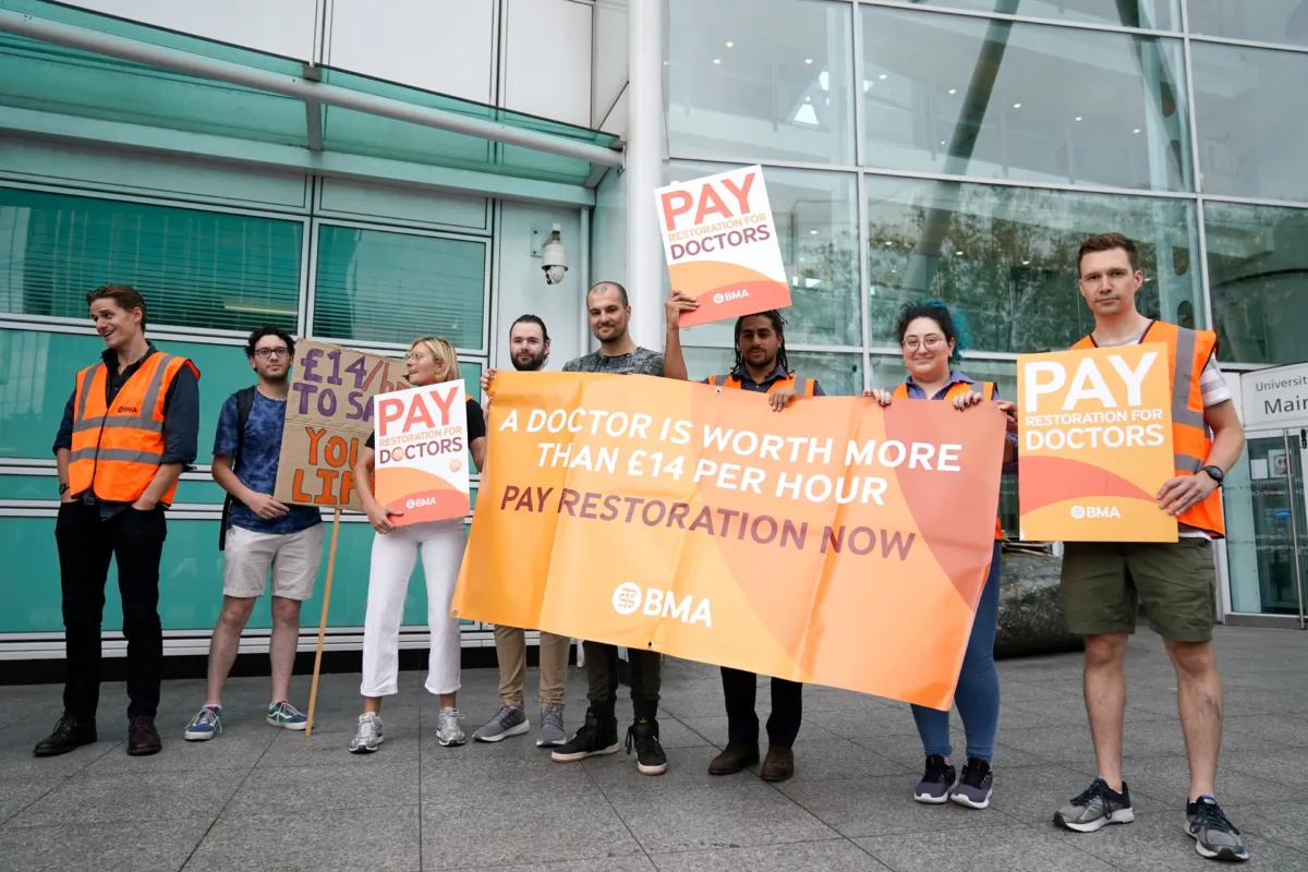 Junior doctor members of the British Medical Association on the picket line outside University College London Hospital at the start a four-day strike on Aug. 11, 2023. (Aaron Chown/PA))

