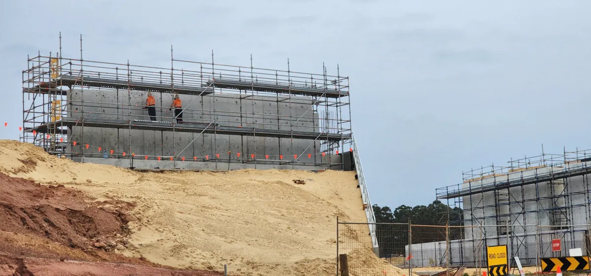 Workers can be seen on a section of a new overpass being constructed in Albany, Western Australia, on Aug. 10, 2023. (Susan Mortimer/The Epoch Times)