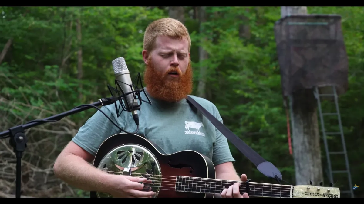 Country singer Oliver Anthony performs the song “Rich Men North Of Richmond.” (RadioWV/YouTube/Screenshot via The Epoch Times)