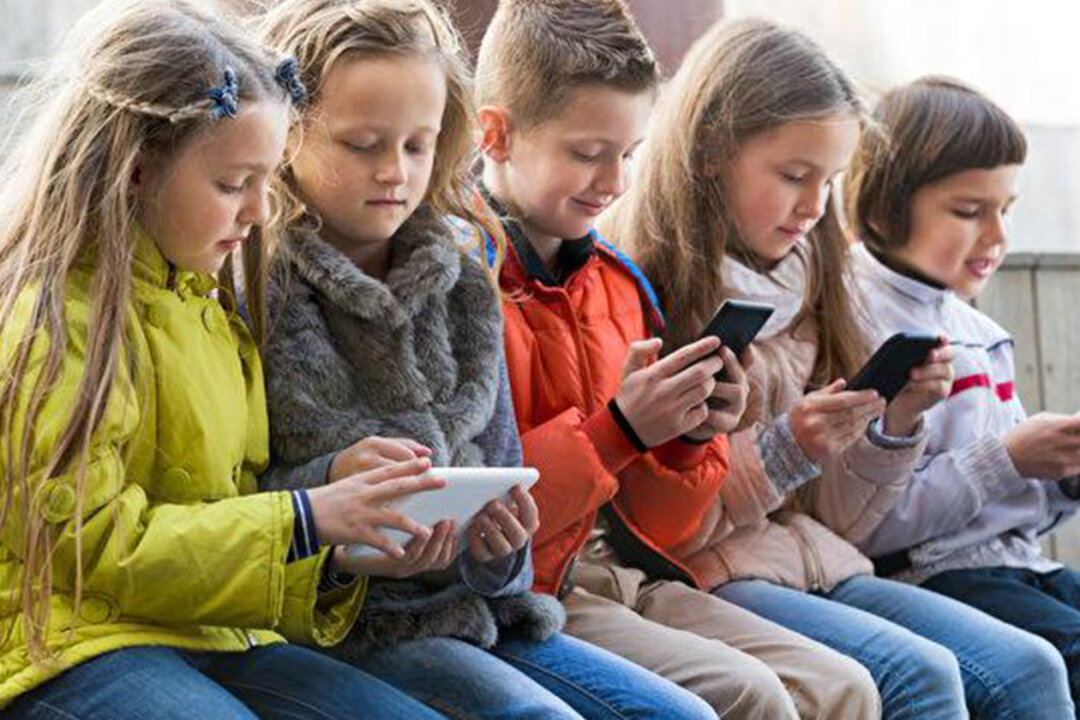 Many people are addicted to smartphone usage, which can have a significant effect on mental health and general well-being. (shutterstock)