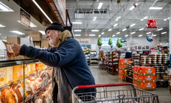 Fed’s Preferred Inflation Gauge Drops for First Time Since 2020