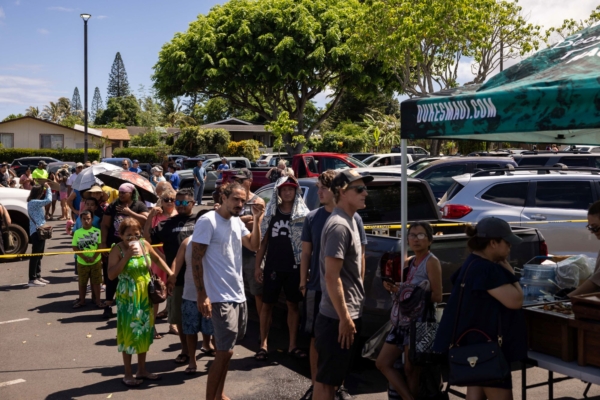 id5469327-maui-people-in-line