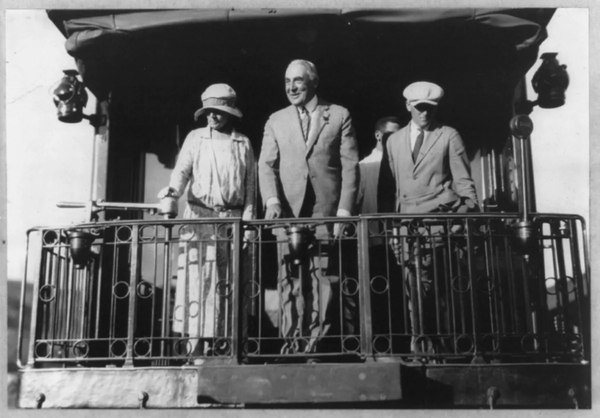 Warren G. Harding (C) stands at the back of the Northern Pacific train with his wife and gardener in 1923. (Library of Congress/Public Domain)