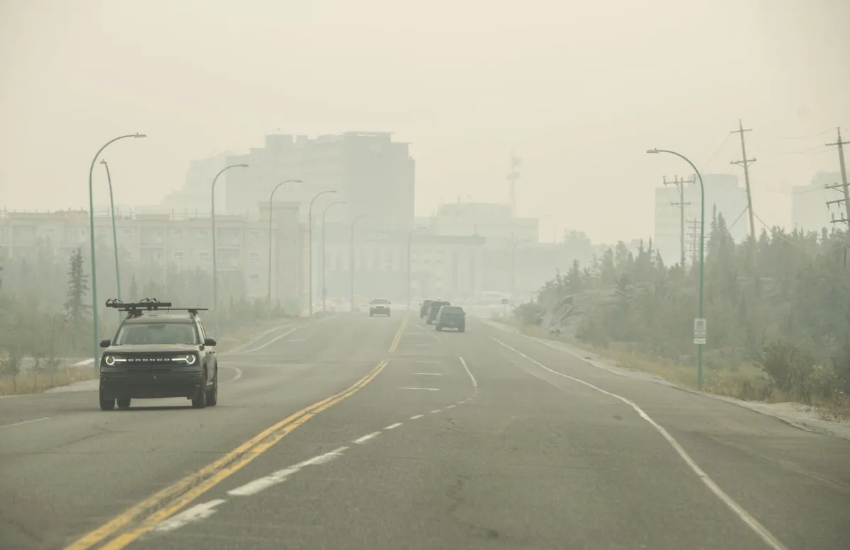 Heavy smoke from nearby wildfires fills the sky in Yellowknife on Aug. 15, 2023. (The Canadian Press/Angela Gzowski)
