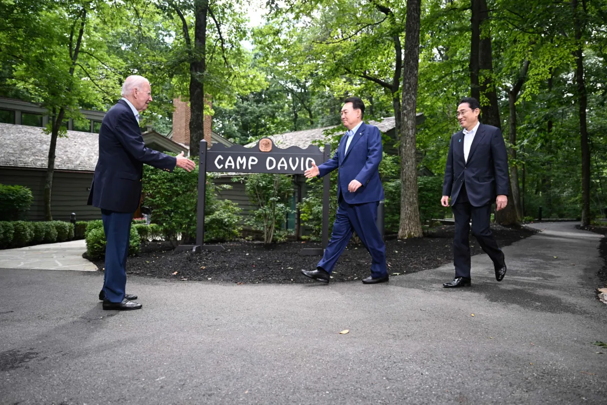 U.S. President Joe Biden welcomes Japanese Prime Minister Fumio Kishida (R) and South Korean President Yoon Suk-yeol to Camp David, Md., for a trilateral summit, on Aug. 18, 2023. (Jim Watson/AFP via Getty Images)