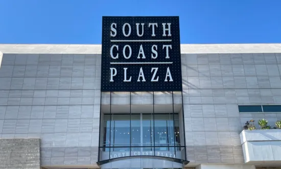 Gucci Store in Costa Mesa Robbed by Group of Thieves
