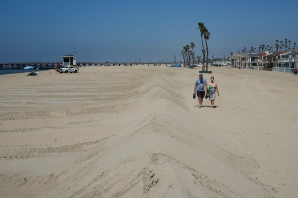  id5476787-people-walk-at-beach