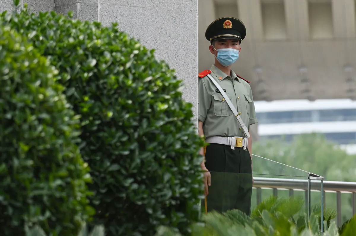 A paramilitary policeman stands guard at the entrance of the Ministry of Foreign Affairs in Beijing on July 26, 2023. (Greg Baker/AFP via Getty Images)