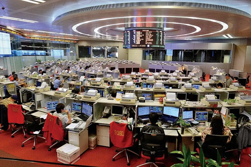 File photo. Hong Kong Exchange in operation. (Song Xianglong/The Epoch Times)_