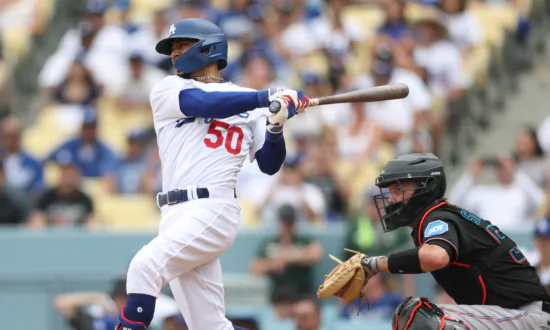 Dodgers’ Late Rally Upends Marlins in Game 1