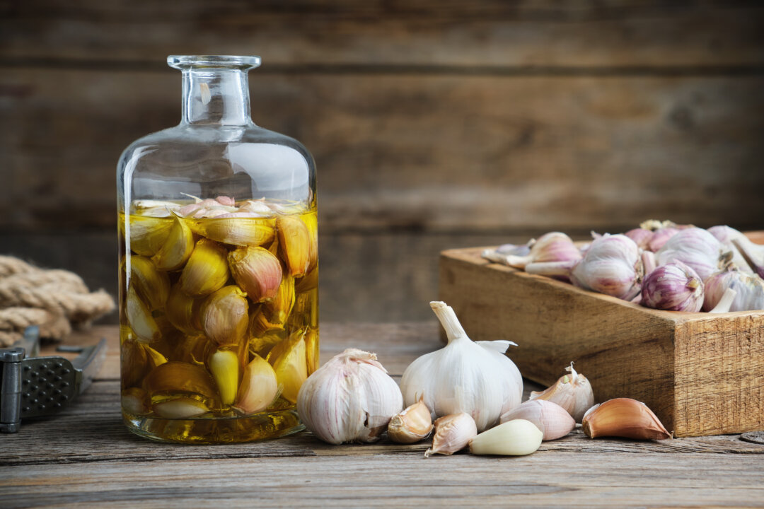 Garlic has long been known to benefit the blood and protect against heart disease. (LN team/Shutterstock)