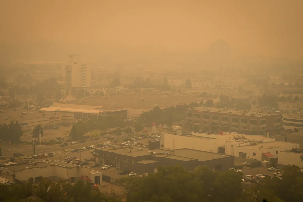 Smoke from wildfires fills the air in Kelowna, B.C., on Aug. 19, 2023. (The Canadian Press/Darryl Dyck)