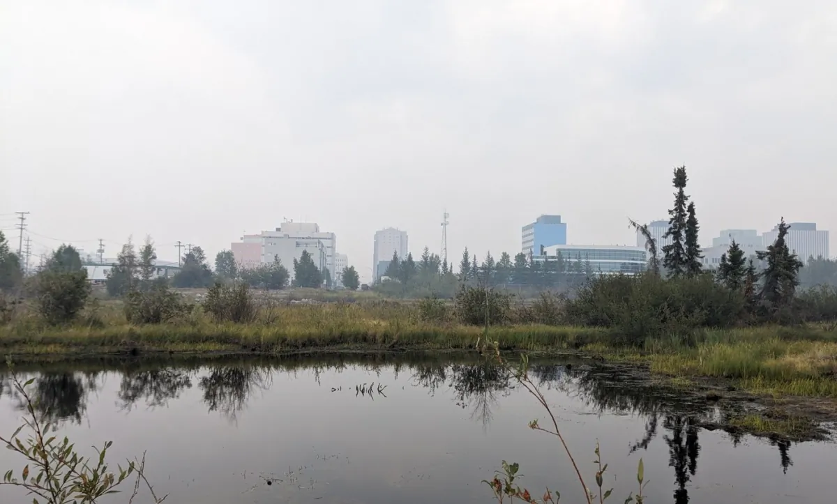 Wildfire smoke fills the air over Yellowknife on Aug. 17, 2023. (The Canadian Press/Bill Braden)
