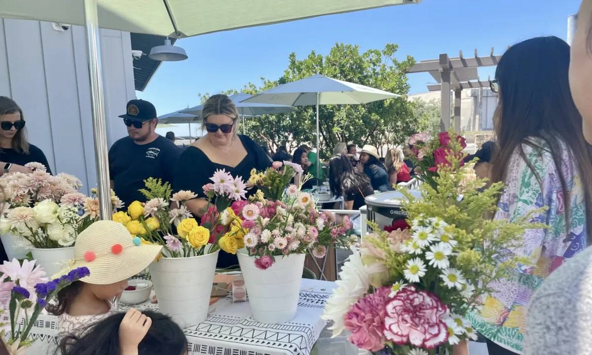 The new location of salad restaurant chain Sweetgreen gives out flower bouquets for free on its grand opening day in Tustin, Calif., on Aug. 22, 2023. (Carol Cassis/The Epoch Times)